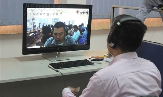 Phỏng vấn trực tuyến tại Trung tâm dịch vụ việc làm Hà Nội. Ảnh Anh Thư