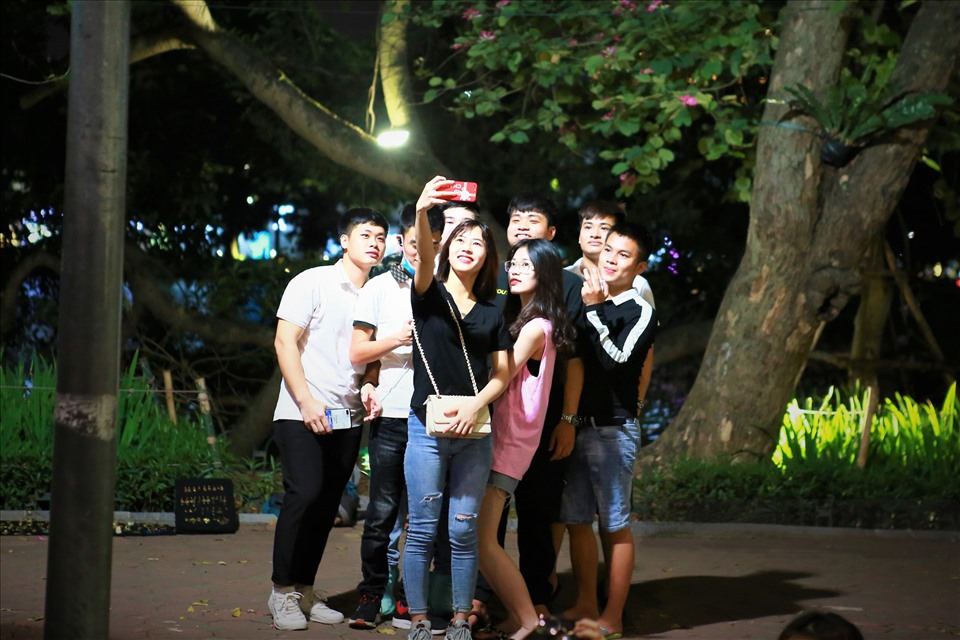 Người dân Hà Nội thưởng thức không gian yên bình tại phố đi bộ Hồ Gươm. Ảnh: Tô Thế