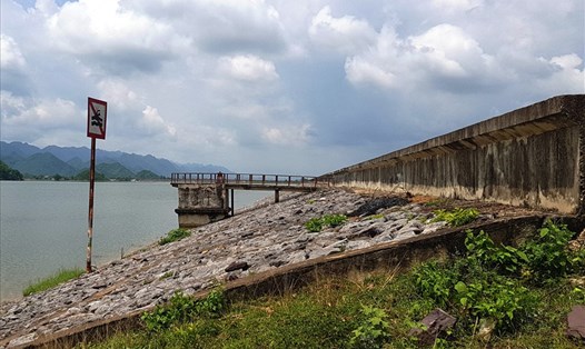 Dự án cải tạo, nâng cấp hồ Thường Xung (huyện Nho Quan, Ninh Bình) bị bỏ hoang hơn một thập kỷ qua. Ảnh: N.Trường