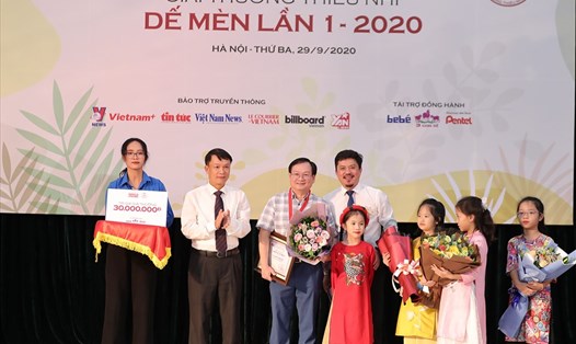 Nhà văn Nguyễn Nhật Ánh nhận giải thưởng Lớn - Hiệp sĩ Dế mèn. Ảnh: BTC.