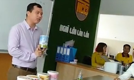 Ông Trần Đức Minh, Tổng Giám đốc Công ty cổ phần đầu tư quốc tế NCT3 trong buổi đào tạo cho một số thành viên của công ty này tại TPHCM. Ảnh: Cắt từ clip.