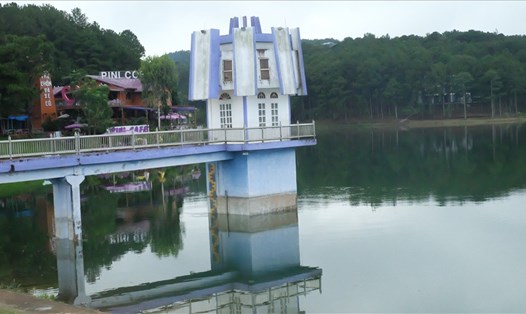 Công ty TNHH Li Mi xây dựng mô hình rồng, cây đàn, tháp quạt gió, quán cà phê không phép ở hồ Tuyền Lâm. Ảnh: Nhiệt Băng