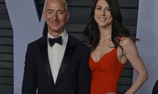 Hiện, vợ cũ của tỉ phú Jeff Bezos là người phụ nữ giàu nhất thế giới. Ảnh: AP