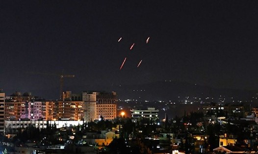 Phòng không Syria chặn tên lửa của Israel. Ảnh: AFP.