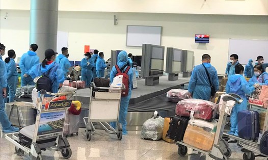 Hành khách chờ lấy hành lý tại sân bay Nội Bài. Ảnh ĐT