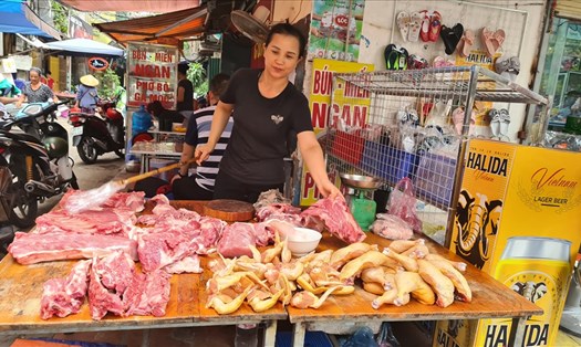 Giá thịt lợn ngày 3.9 bán ra còn 120.000-140.000 đồng/kg, giảm 30.000-40.000 đồng/kg. Ảnh: Vũ Long (9 giờ sáng 3.9)