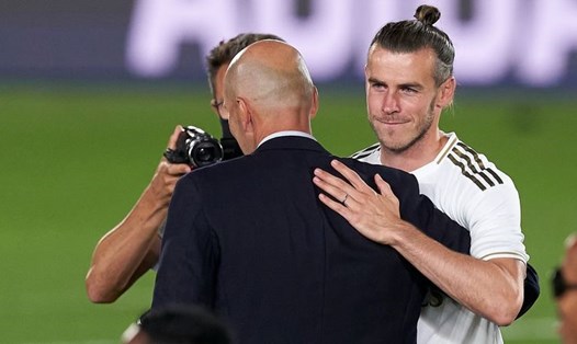 Nụ cười và cái ôm gượng gạo mà Gareth Bale dành cho huấn luyện viên Zidane của Real Madrid, người gần như không sử dụng anh ở cuối mùa giải 2019-2020. Ảnh: Sky Sports.