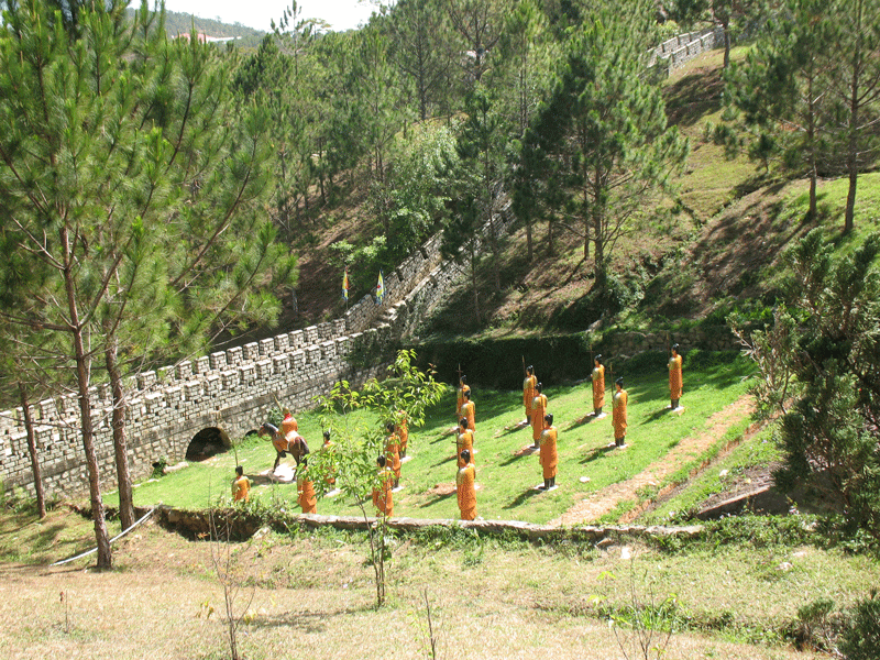Dựng tượng giống "đội quân đất nung" của Tần Thủy Hoàng tại khu "Vạn lý trường Thành" ở Đồi Mộng Mơ, Đà Lạt, bị cộng đồng phản ứng, nay đã dỡ bỏ.
