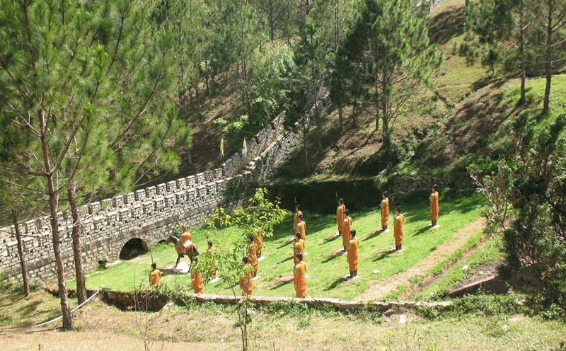 Dựng tượng giống "đội quân đất nung" của Tần Thủy Hoàng tại khu "Vạn lý trường Thành" ở Đồi Mộng Mơ, Đà Lạt, bị cộng đồng phản ứng, nay đã dỡ bỏ.