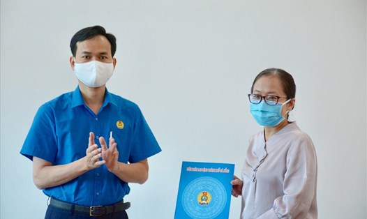 Bà Trần Thanh Thủy nhận quyết định chỉ định làm Chủ tịch Công đoàn ngành Y tế Đà Nẵng. Ảnh: Trà Giang