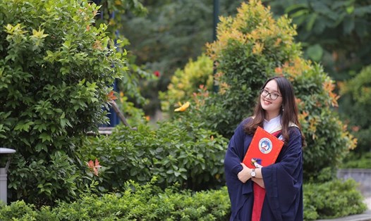 Trần Diệu Hương đã xuất sắc trở thành Thủ khoa tốt sớm của trường Đại học Kinh tế Quốc dân. Ảnh: NVCC