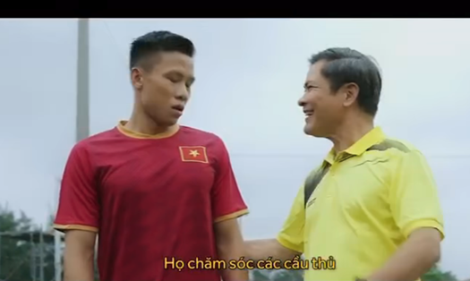 Việc Quế Ngọc Hải mặc áo đỏ như màu áo tuyển Việt Nam, xoá logo nhà tài trợ trong đoạn video quảng cáo bị xem như vi phạm bản quyền hình ảnh đội tuyển. Ảnh cắt từ clip.
