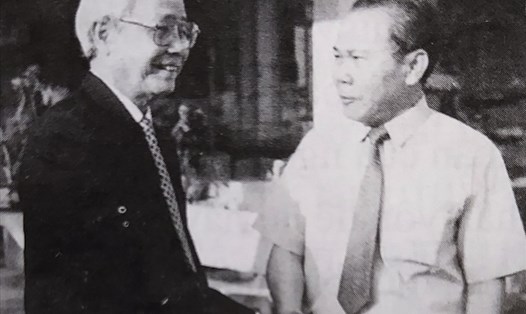 Cố Thủ tướng Võ Văn Kiệt trò chuyện với Tư lệnh ngành Cao su Năm Bình. Ảnh tư liệu