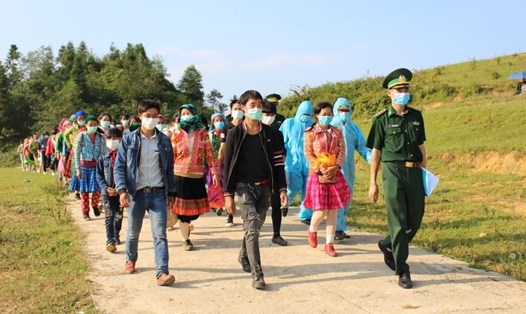 Chiến sĩ Đồn Biên phòng đưa các công dân vượt biên trái phép do Trung Quốc trao trả về làm việc. Ảnh: Minh Đức/Sở Y tế
