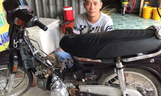 Anh Lê Minh Luân bắt đầu công việc rửa, sửa xe sau khi bị mất việc do dịch COVID-19. Ảnh: NVCC