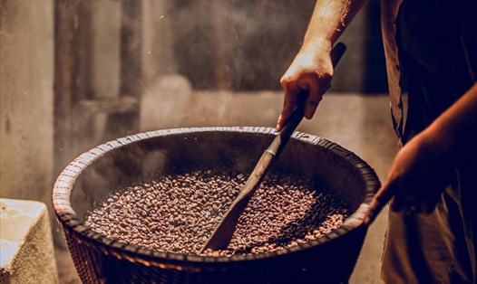 Từng công đoạn để tạo nên 1 ly cà phê Thái đều được thực hiện thủ công. 
Ảnh: NVCC