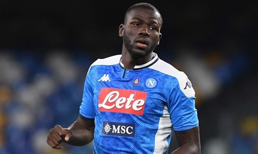 Koulibaly từng được Napoli mua về từ Genk của Bỉ hè năm 2014 với giá chỉ 7,5 triệu euro. Đội bóng Italia sẽ lãi đậm nếu bán anh cho Man United hoặc Man City. Ảnh: Getty.