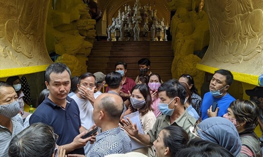 Người dân tụ tập trước lối đi xuống hầm để tro cốt ở chùa Kỳ Quang 2. Ảnh: Anh Tú