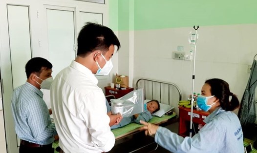 Lực lượng chức năng lấy mẫu pate Minh Chay do bệnh nhân bị ngộ độc cung cấp. Ảnh: Bác sĩ Buu Thuyen