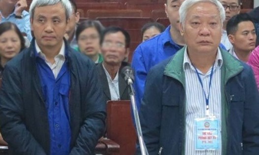 Ông Tạ Bá Long (bên phải) tại phiên tòa sơ thẩm cuối tháng 12.2017. Sai phạm của ông Long được xác định: Cố ý làm trái quy định của Nhà nước về quản lý kinh tế gây hậu quả nghiêm trọng. Ảnh: V.Dũng.