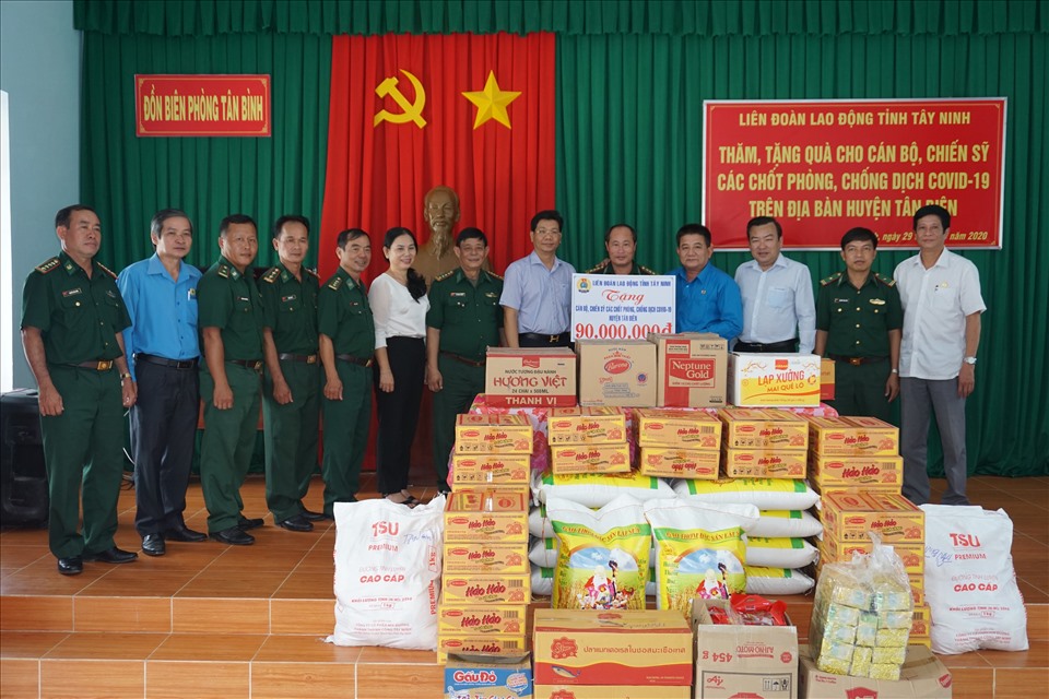 Tặng 115 phần quà cho các đồn biên phòng đang phòng, chống dịch COVID-19. Ảnh LĐLĐ Tây Ninh.