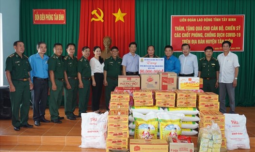 Tặng 115 phần quà cho các đồn biên phòng đang phòng, chống dịch COVID-19. Ảnh LĐLĐ Tây Ninh.