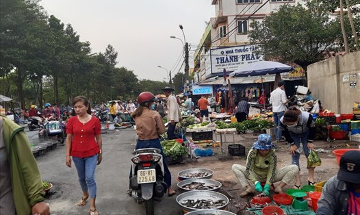 Chợ tự phát trên tuyến đường số 54 thuộc phường Tân Tạo quận Bình Tân TPHCM gây bức xúc cho người dân. Ảnh Nam Hiệp