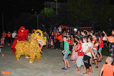 Chương trình "Vui hội đêm trăng" được thực hiện với nhiều hoạt động văn hóa, văn nghệ sôi nổi như: Múa lân, trò chơi dân gian cho các em thiếu nhi tại 59 tỉnh thành. Ảnh: Minh Khang.