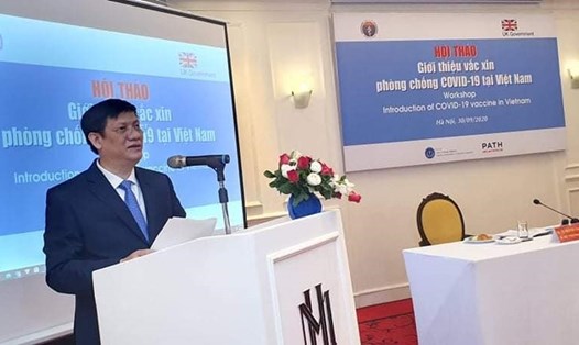 Quyền Bộ trưởng Bộ Y tế Nguyễn Thanh Long phát biểu tại hội thảo giới thiệu vaccine COVID-19. Ảnh: BYT cung cấp