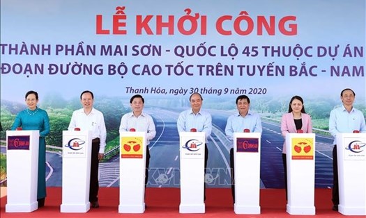 Thủ tướng Nguyễn Xuân Phúc cùng các đồng chí Lãnh đạo bộ, ngành, địa phương bấm nút khởi công dự án thành phần cao tốc Bắc - Nam. Ảnh: X.H