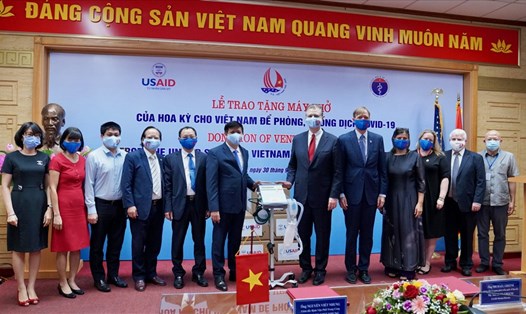 Buổi lễ trao tặng máy thở của Mỹ cho Việt Nam để phòng chống COVID-19. Ảnh: USAID