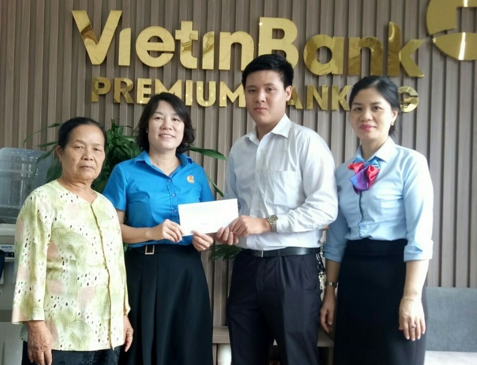 Đại diện LĐLĐ tỉnh Bắc Giang trao số tiền tiết kiệm cho gia đình cháu Mạnh. Ảnh: KT