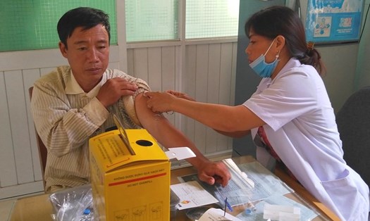 Người dân đi tiêm chủng vaccine phòng bệnh bạch hầu ở Gia Lai. Ảnh T.Tuấn