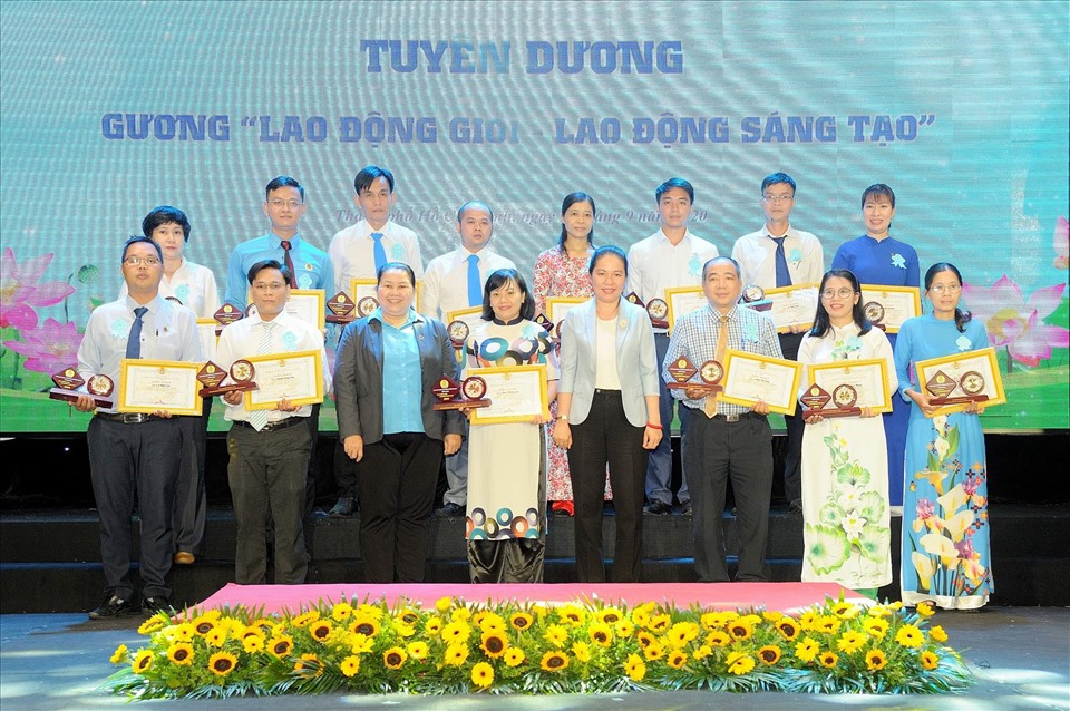 Tuyên dương các gương "Lao động giỏi - Lao động sáng tạo". Ảnh Đức Long