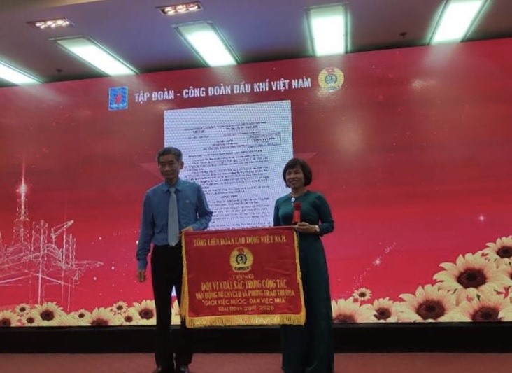 Phó Chủ tịch Tổng LĐLĐVN Trần Văn Thuật trao Cờ thi đua của Tổng LĐLĐVN cho Công đoàn cơ sở Liên doanh Việt Nga -Vietsovpetro. Ảnh: Vũ Mạnh Tiêm