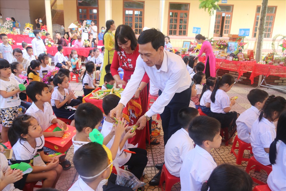 Hàng trăm phần quà được trao tặng con CNVCLĐ huyện Vĩnh Bảo Hải Phòng. Ảnh Dương Thị Bích