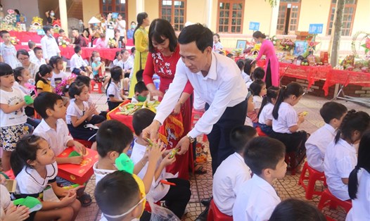 Hàng trăm phần quà được trao tặng con CNVCLĐ huyện Vĩnh Bảo Hải Phòng. Ảnh Dương Thị Bích