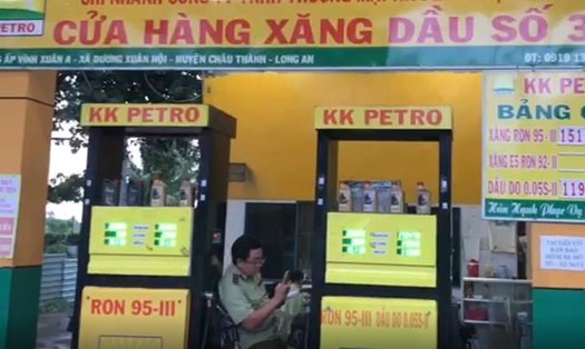 Cửa hàng kinh doanh xăng dầu số 44 tại ấp Vĩnh Xuân A, xã Dương Xuân Hội, huyện Châu Thành (Long An) bị tước giấy phép vẫn ngang nhiên bán xăng dầu. Ảnh: QLTT