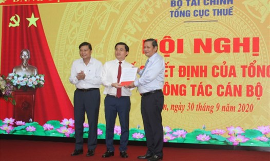 Lãnh đạo Tổng Cục Thuế và tỉnh Nghệ An trao Quyết định bổ nhiệm đồng chí Nguyễn Đình Đức. Ảnh: Mai Liễu