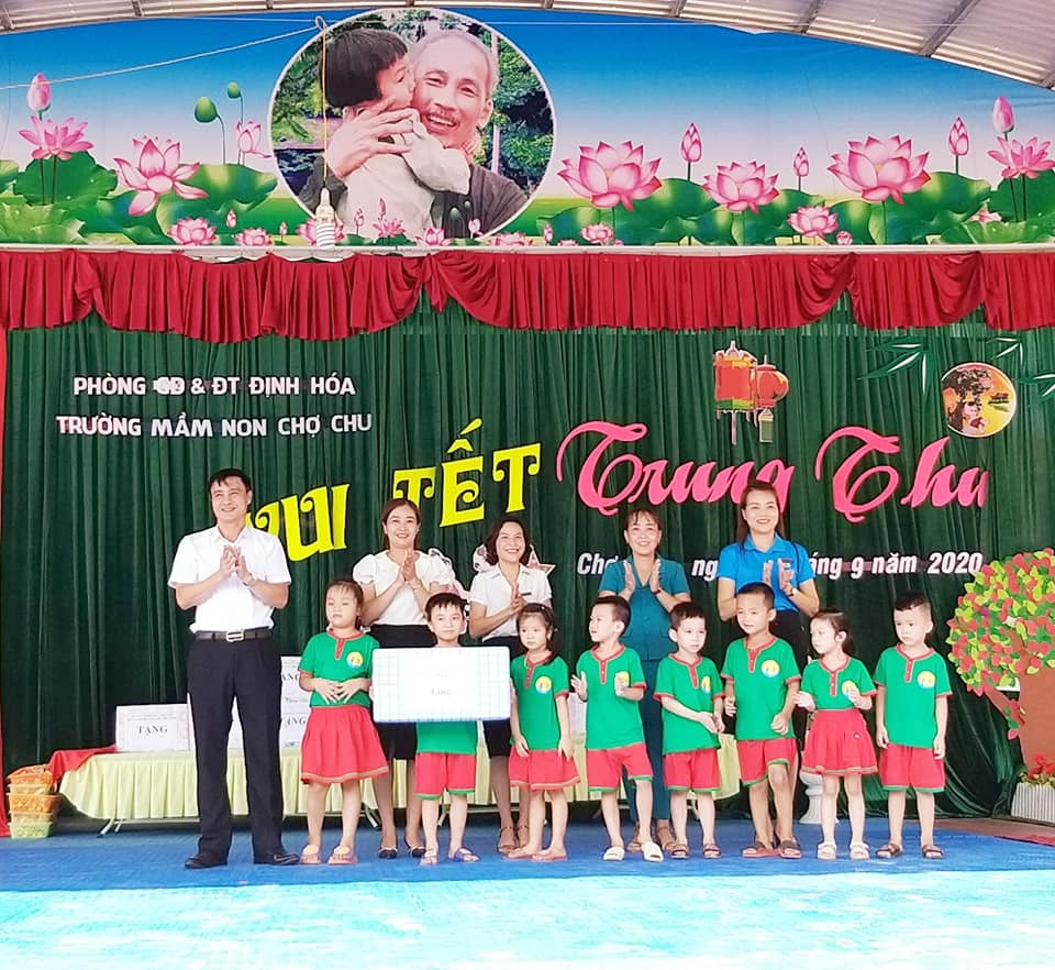 Lãnh đạo LĐLĐ tỉnh Thái Nguyên tặng quà cho các cháu có hoàn cảnh khó khăn. Ảnh: Kim Ngân