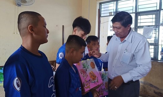 Phó chủ tịch UBND tỉnh Bạc Liêu Vương Phương Nam trao quà  cho trẻ khuyến tật. Ảnh Nhật Hồ.
