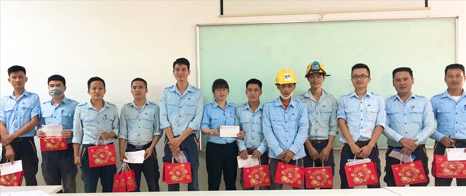 Đoàn viên Công đoàn Công ty FHS nhận quà Trung thu cho con. Ảnh: CĐ.