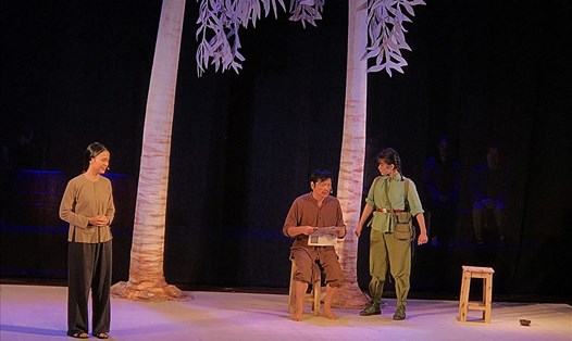 Cảnh vở “Bạch đàn liễu” diễn sáng 30.9 tại rạp Đại Nam (Hà Nội). Ảnh: VV