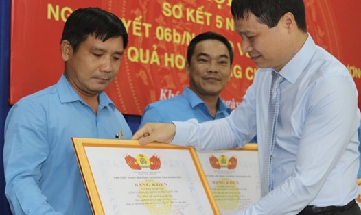 Ủy ban Kiểm tra Tổng LĐLĐVN tặng bằng khen cho các tập thể, cá nhân tiêu biểu của LĐLĐ tỉnh Khánh Hòa về thực hiện Nghị quyết 6b trong 5 năm qua. 
Ảnh: Phương Linh