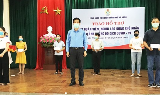 LĐLĐ TP Đà Nẵng trao quà hỗ trợ cho đoàn viên, CNVCLĐ có hoàn cảnh khó khăn bị ảnh hưởng dịch COVID-19. Ảnh Thái Bình