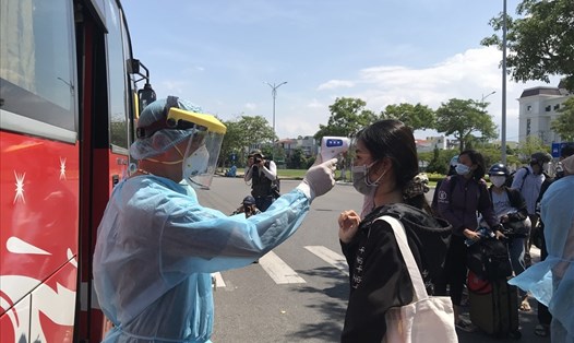 Lực lượng chức năng đo thân nhiệt cho người dân trước khi lên xe từ Đà Nẵng trở về Đắk Nông. Ảnh minh hoạ. Ảnh: Mai Hương