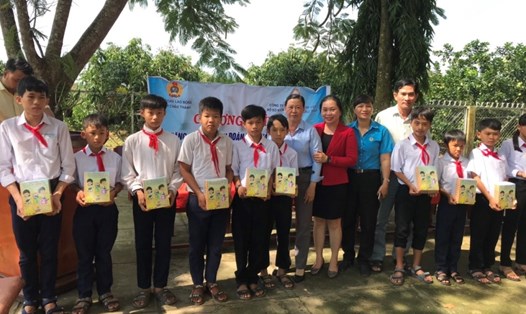 Buổi trao tập tại CĐCS Trường THCS Phú Hựu (huyện Châu Thành, tỉnh Đồng Tháp). Ảnh: Lưu Hùng