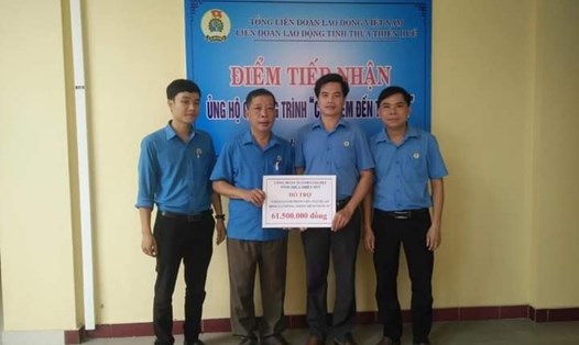 Công đoàn ngành Giáo dục tỉnh Thừa Thiên Huế tặng 62 triệu đồng hỗ trợ đoàn viên, người lao động khó khăn ảnh hưởng bởi dịch COVID-19. Ảnh: CĐ.