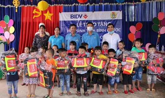Trao 500 cặp phao cứu sinh cho học sinh huyện Bù Đăng, Bình Phước. Ảnh: Đình Trọng