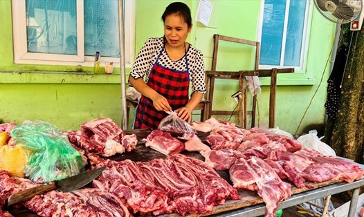 Giá lợn hơi tại Hà Nội giảm còn 74.000 đồng/kg, bà Tuyết giảm giá thịt xuống còn 130.000-150.000 đồng/kg. Ảnh: Vũ Long